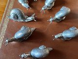 six escargots posés sur un livre posé sur la table