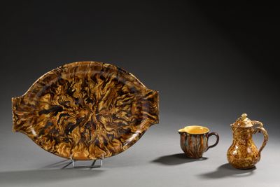 trois œuvres d'art posées sur une table