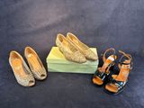 trois paires de chaussures pour femmes et une boîte posées sur une table