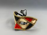 masque de bal masqué rouge, noir et doré sur fond blanc
