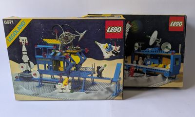 deux boîtes de station spatiale lego avec une navette spatiale et une navette spatiale