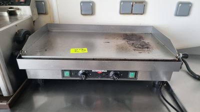 une photo d'une plaque de cuisson à gaz professionnelle dans une cuisine professionnelle