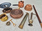de nombreux objets en laiton de toutes sortes par terre