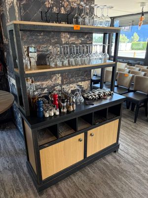 un casier à vin sur lequel sont posés des verres à vin, dans un restaurant