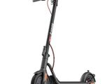 une trottinette électrique noire équipée d'un guidon et de roues