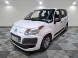 la petite camionnette blanche est garée sur un carrelage à carreaux