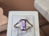 une bague qui se trouve dans une boîte sur une table