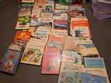 de nombreux livres pour enfants étalés par terre
