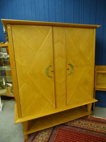 Armoire en placage de chêne clair vers 1950 ouvrant à deux portes...
