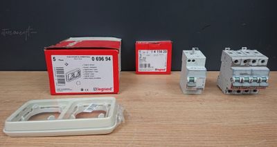 Lot d'articles LEGRAND composé de: 4 Supports plaque étanche…