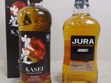 deux bouteilles d'alcool posées l'une à côté de l'autre sur une table