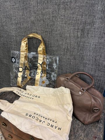 MARC JACOBS – Un sac en toile et un sac en plastique transparent....