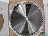 deux lames de scie circulaire posées sur une boîte en carton