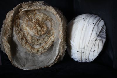 un gâteau posé à côté d'une pelote de laine