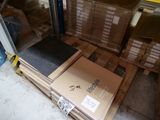 une pile de boîtes sur une palette dans un entrepôt