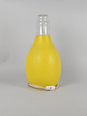 bouteille en verre en forme de citron munie d'une poignée en métal