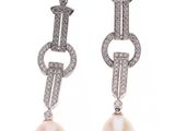 une paire de boucles d'oreilles en perles et diamants