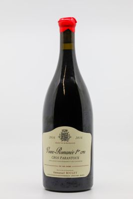 une bouteille de vin posée sur une table