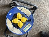 un objet bleu et jaune posé par terre à côté des chaussures d'une personne