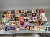 une table sur laquelle sont posés de nombreux CD