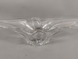 une image représentant un saladier en verre transparent sur fond blanc