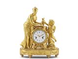 une horloge en or sur laquelle sont représentés une femme et un enfant