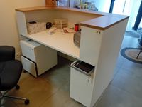 (Lots 181 à 197 : Mobilier et produits esthétiques) de1 banq…
