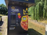 un distributeur automatique sur lequel est représentée une pizza
