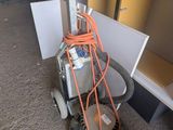 une machine posée sur le sol de la pièce