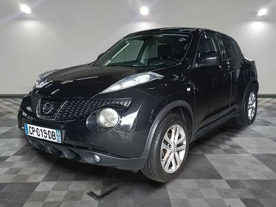 une photo d'un SUV Nissan Juke noir garé dans un garage