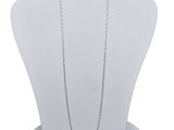 gros plan d'un mannequin portant un collier