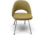la chaise Saarik en tissu couleur moutarde avec des pieds chromés