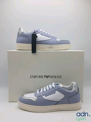 une image représentant une paire de chaussures dans une boîte, sur fond blanc