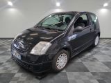 la photo d'une petite voiture noire garée dans un garage