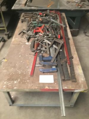 de nombreux outils posés sur une table dans un atelier