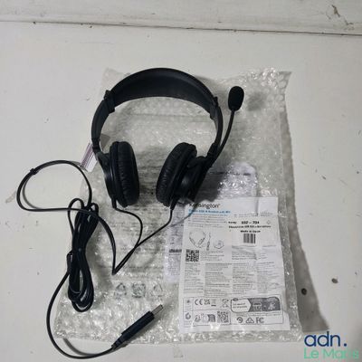 un casque posé sur un sac en plastique