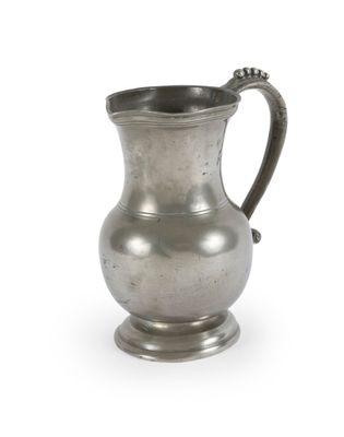 FRANCE POT À EAU en étain de forme balustre à piédouche mouv…