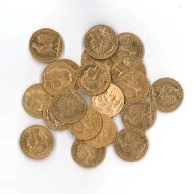 quelques pièces d'or sont éparpillées sur une surface blanche, sur fond blanc