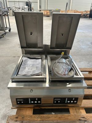 une photo montrant deux casseroles en acier inoxydable posées sur une palette en bois