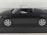 une petite voiture noire dans une vitrine transparente