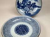 une assiette bleue et blanche avec une image d'un homme à cheval