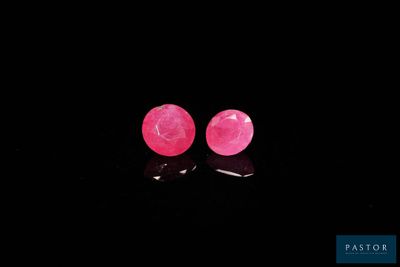 deux pierres précieuses roses sur un fond noir
