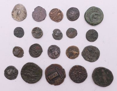 une image représentant une collection de pièces de monnaie romaines antiques posées sur une surface blanche