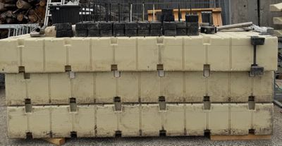 un tas de briques empilées les unes sur les autres devant un immeuble