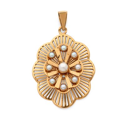 un gros plan d'un pendentif en or et perles sur fond blanc
