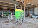 une grande machine verte et jaune dans un bâtiment