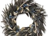 un gros plan d'une couronne sur fond blanc, ornée de baies bleues