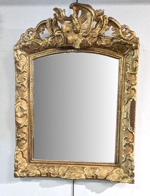 un miroir accroché au mur au-dessus d'un lavabo