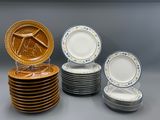 plusieurs assiettes empilées sur une table