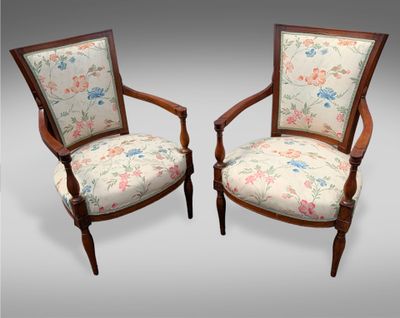 paire de fauteuils français du XIXe siècle avec assises rembourrées à motifs floraux